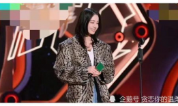 穿书娱乐圈吃瓜文女主,吃瓜女主的逆袭之路